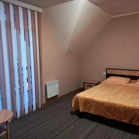 Hotel на березі черемошу