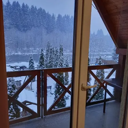 Hotell на березі черемошу *
