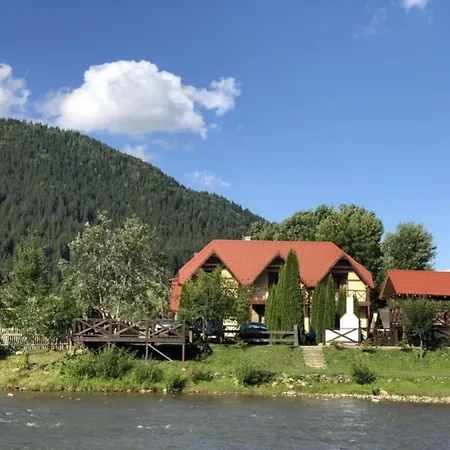 Hotel на березі черемошу Verkhovyna