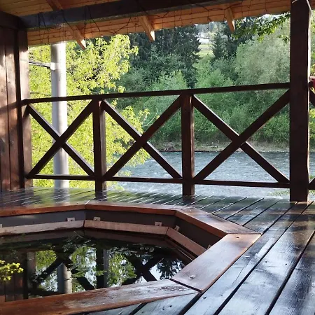 на березі черемошу Verkhovyna