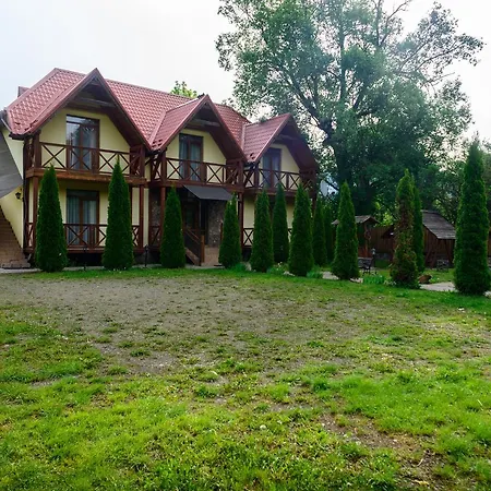 Готель на березі черемошу Верховина