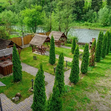 на березі черемошу