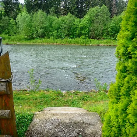 на березі черемошу Verkhovyna