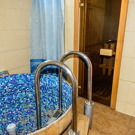 Hotel на березі черемошу