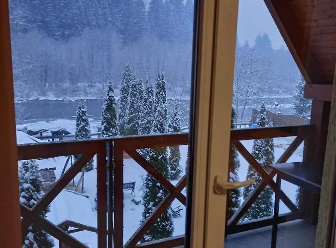 Hotel на березі черемошу *