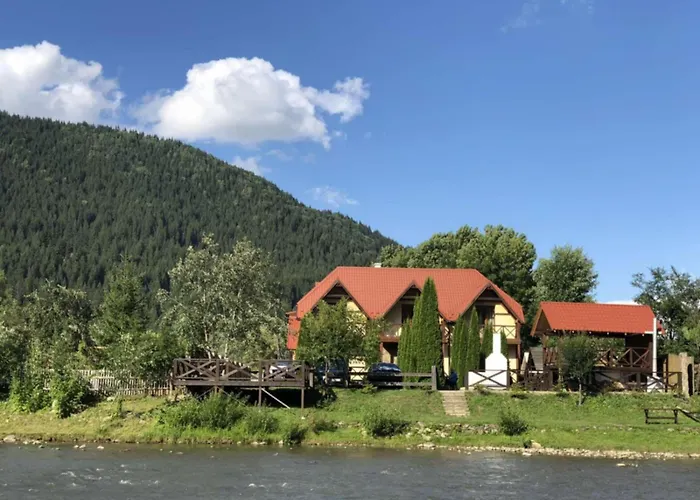 酒店 на березі черемошу 韦尔霍维纳