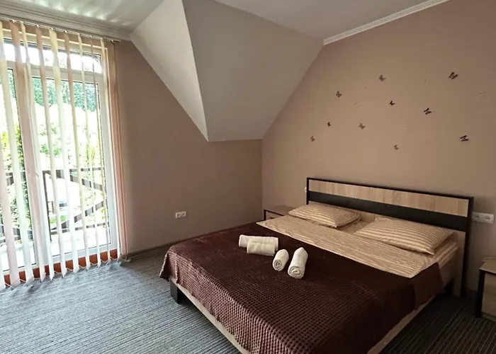 Hotel на березі черемошу