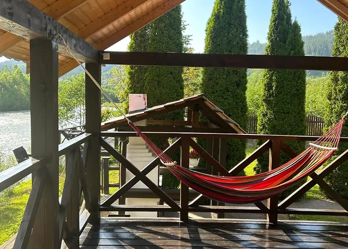Hotel на березі черемошу