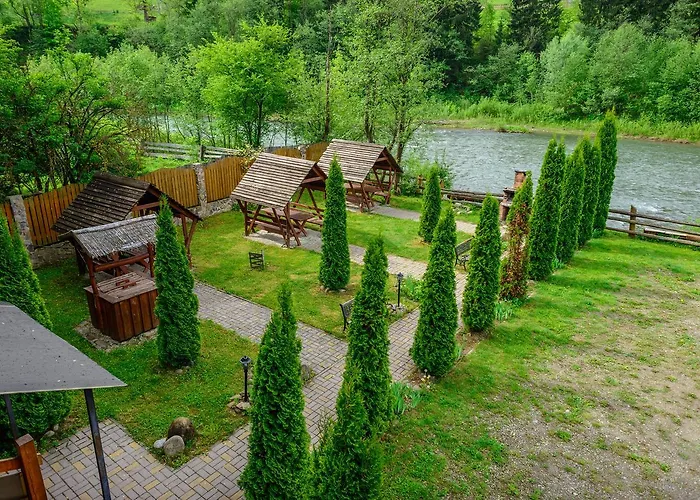 на березі черемошу