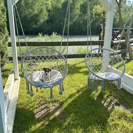 Hotel на березі черемошу