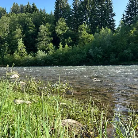 на березі черемошу Hotel Verkhovyna