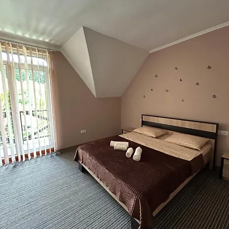 Hotel на березі черемошу