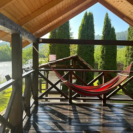 Hotel на березі черемошу