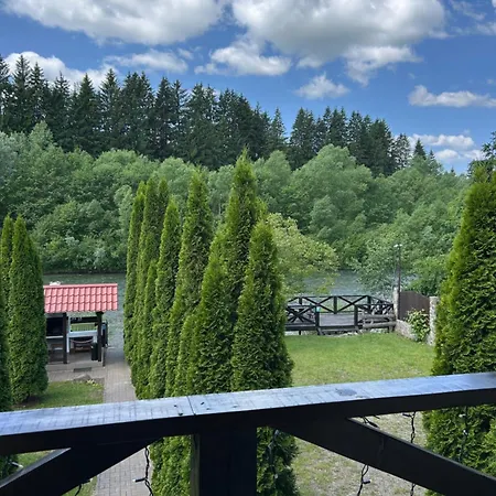 на березі черемошу