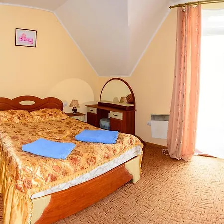 на березі черемошу Hotel Verkhovyna